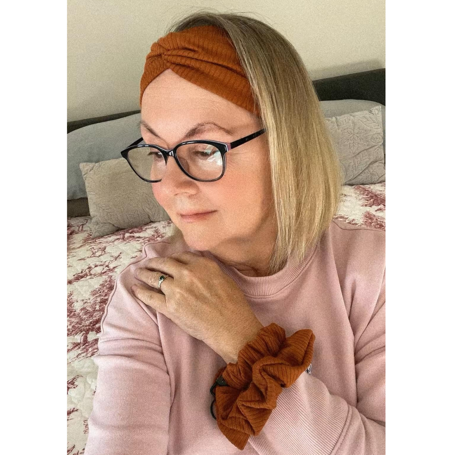 THE CINNAMON GIRL HAIR SCRUNCHIE