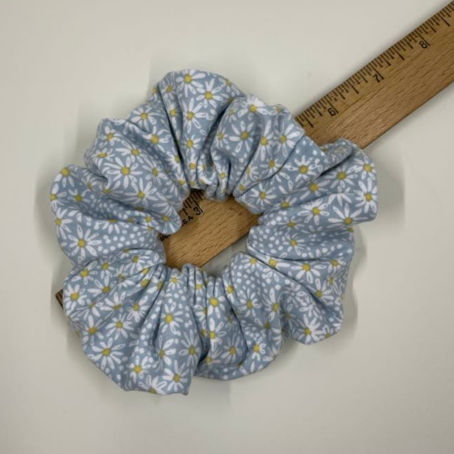 THE DAISY DAYDREAMS HAIR SCRUNCHIE