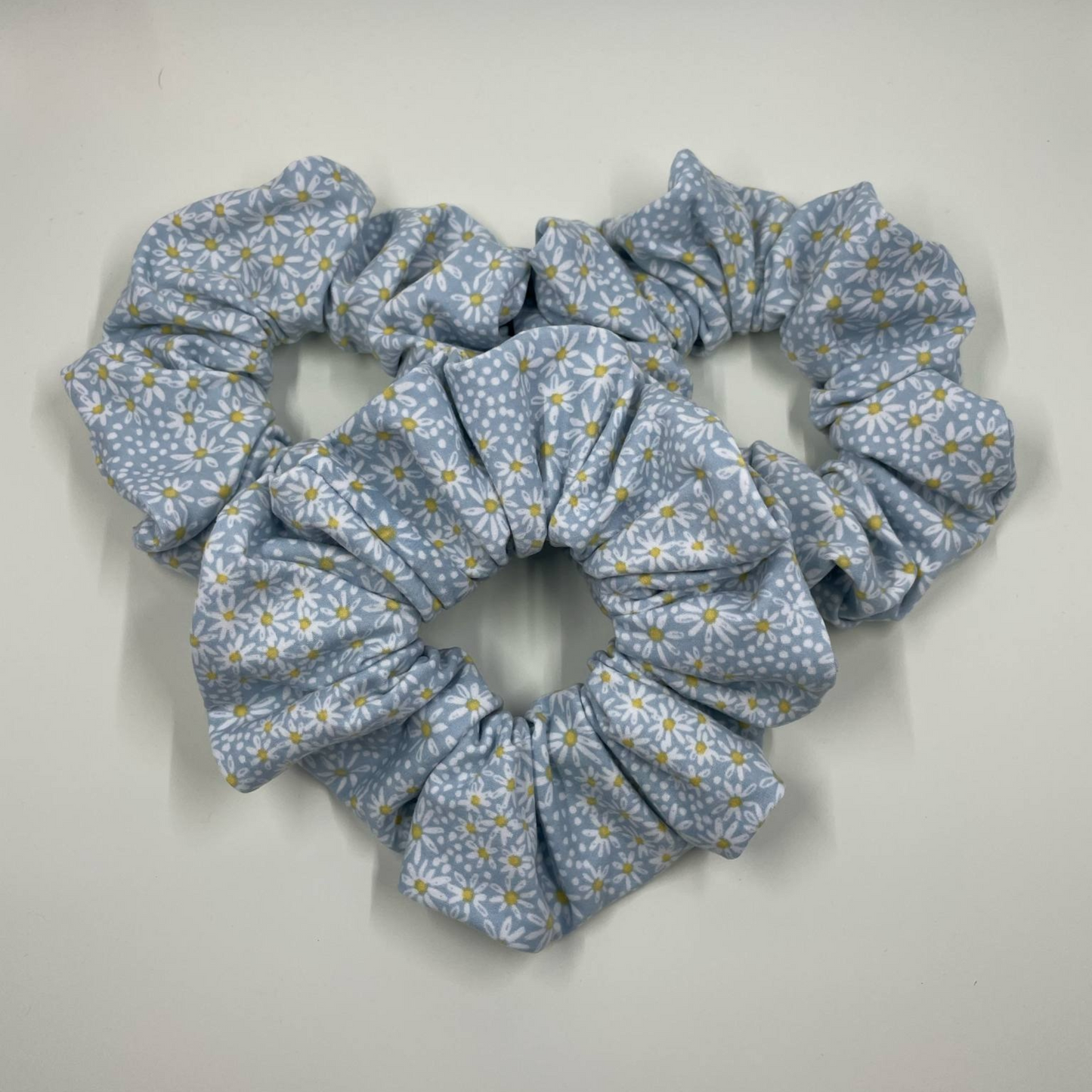 THE DAISY DAYDREAMS HAIR SCRUNCHIE