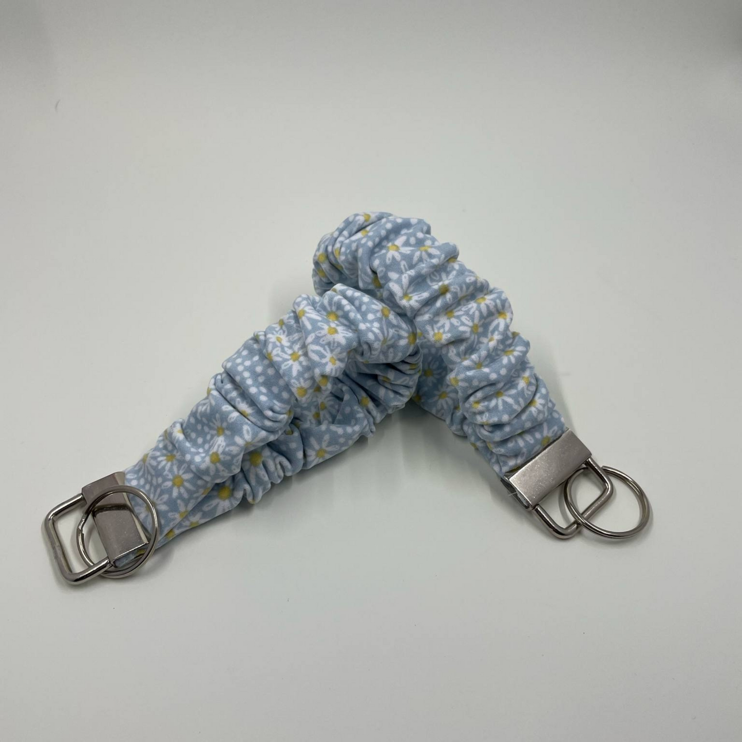 THE DAISY DAYDREAMS SCRUNCHIE KEYCHAIN
