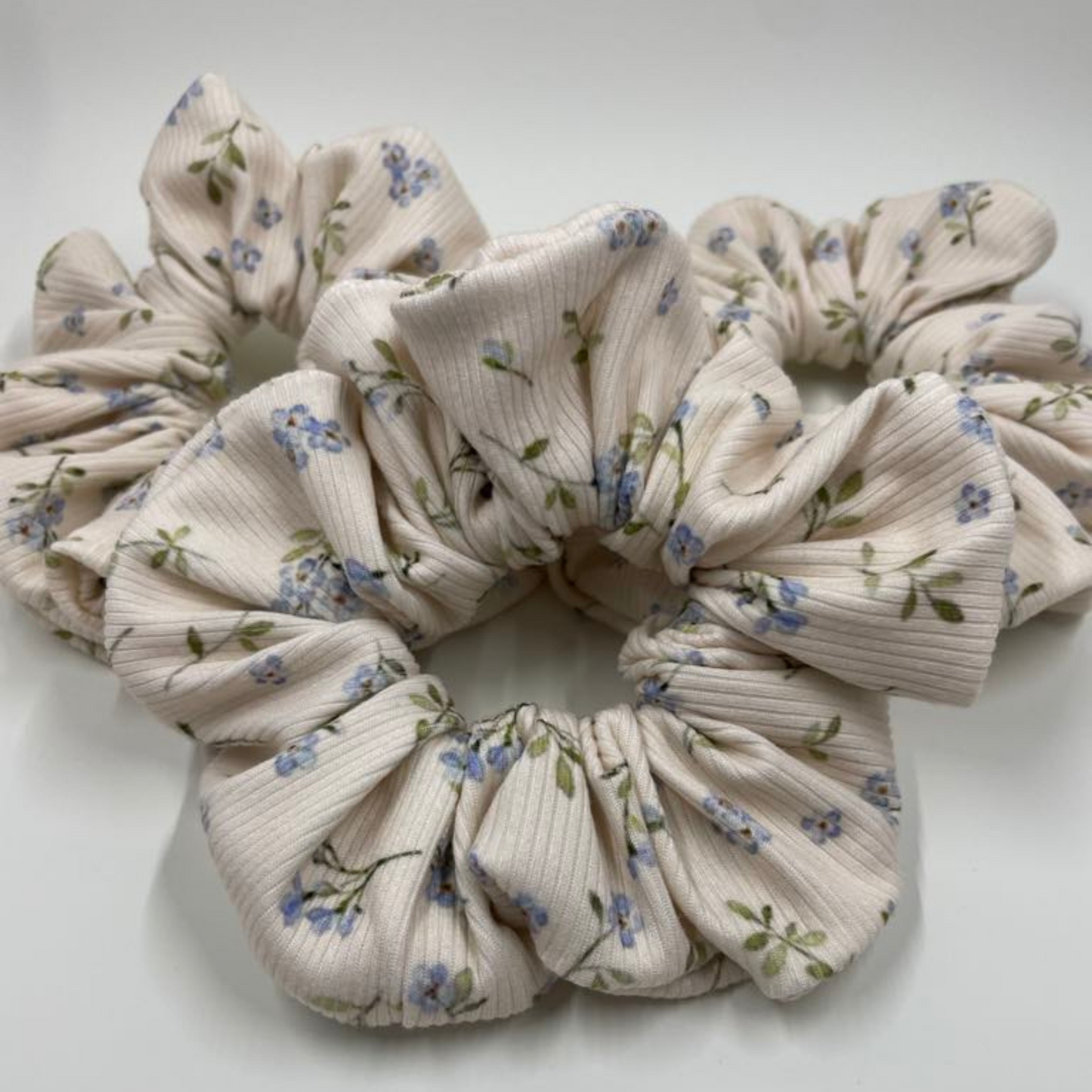 THE VIOLETS ON CREAM HAIR SCRUNCHIE