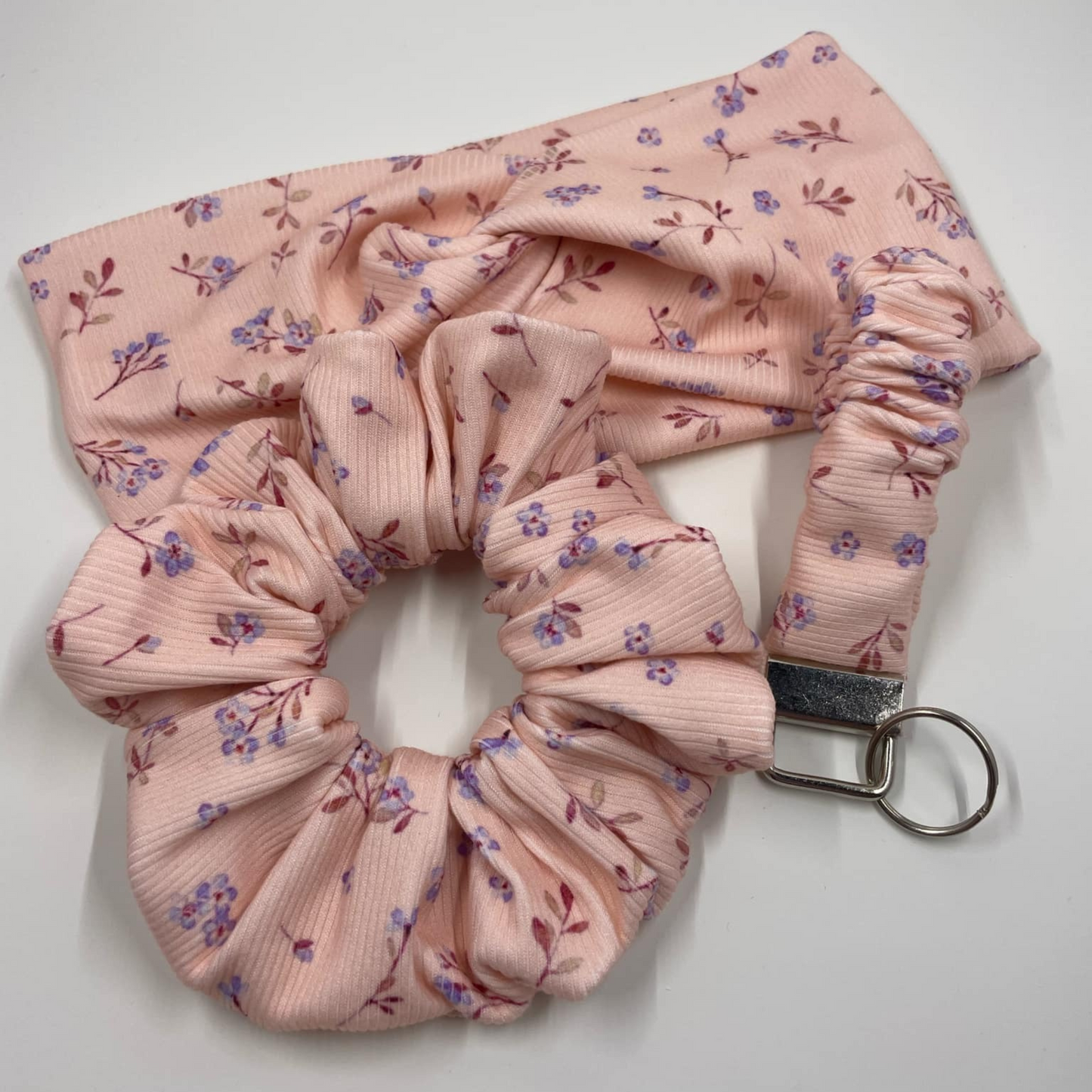 THE VIOLETS ON PINK HAIR SCRUNCHIE