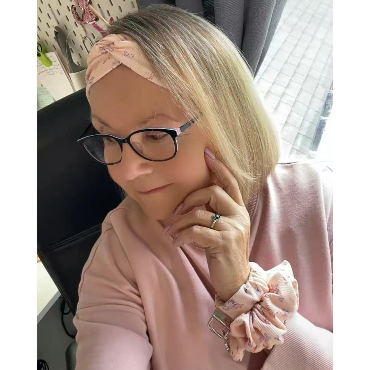 THE VIOLETS ON PINK HAIR SCRUNCHIE