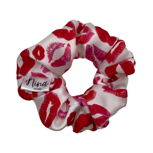 THE LIPSTICK KISSES SILK SCRUNCHIE