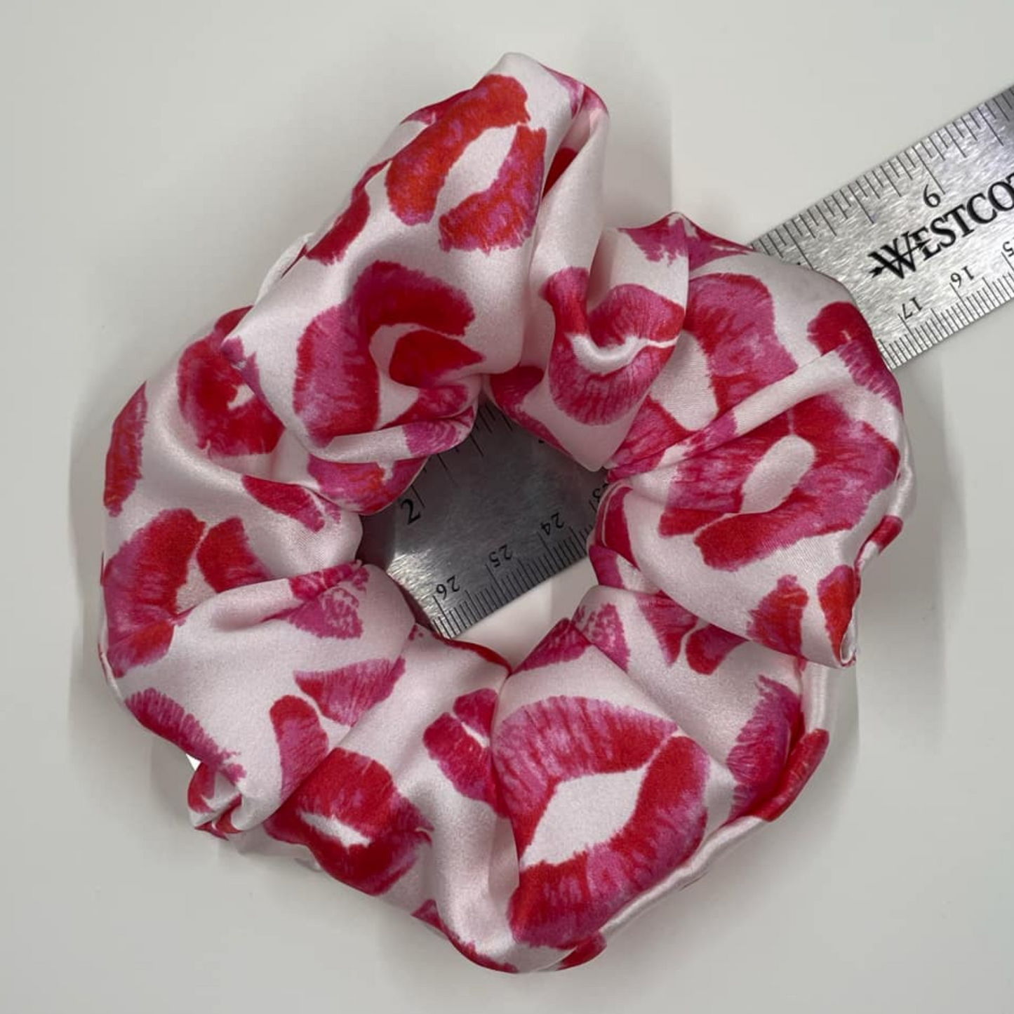 THE LIPSTICK KISSES SILK SCRUNCHIE