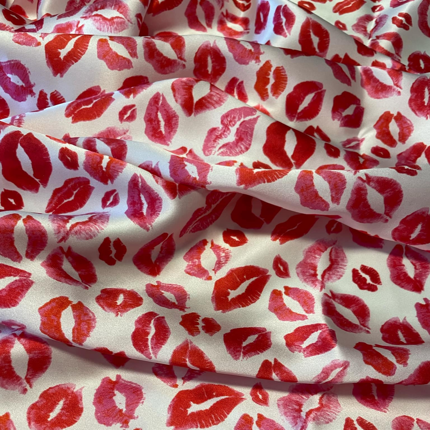 THE LIPSTICK KISSES SILK SCRUNCHIE